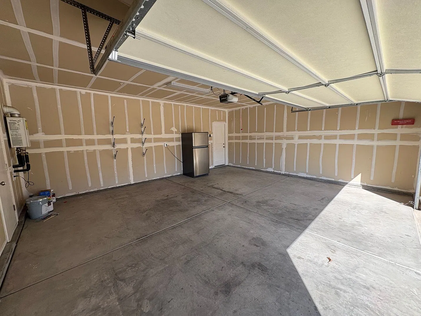 NW Visalia Home Near Shopping Center Available Now! — Photo 2