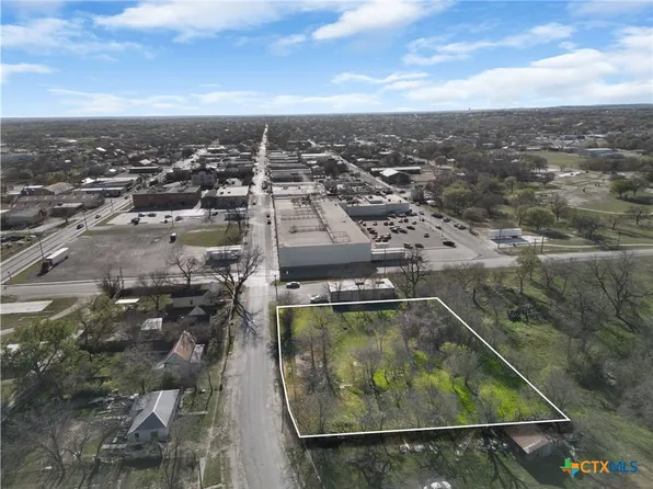 805 E 3rd St, Lampasas, TX 76550