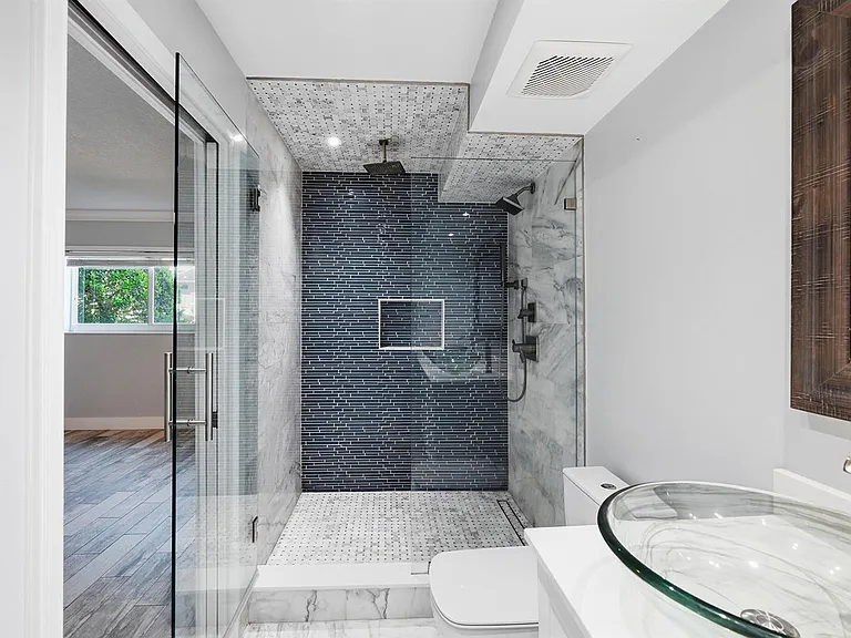 2110 NE 42nd St #2B — Photo 18