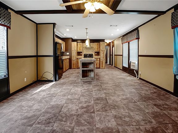 4th image of 1045 Lakeview Dr
