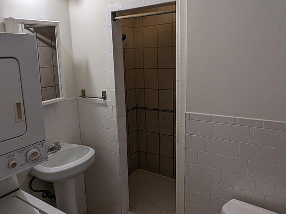 5th image of 215 Buckingham Pl Floor 2