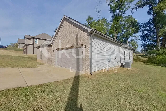 3 bed, 2.0 bath, 1801 sqft, $1,545 — Photo 2
