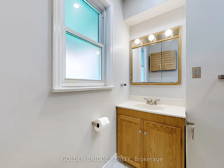 438 Centre St E — Photo 18