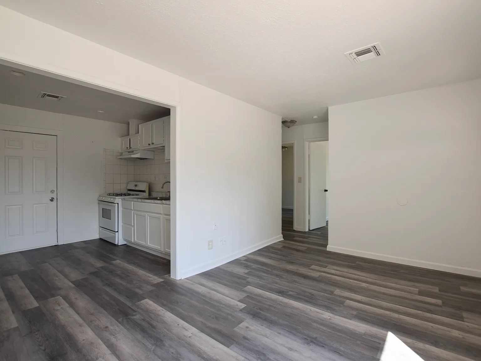 3 bed, 900 sqft, $1,200 — Photo 4