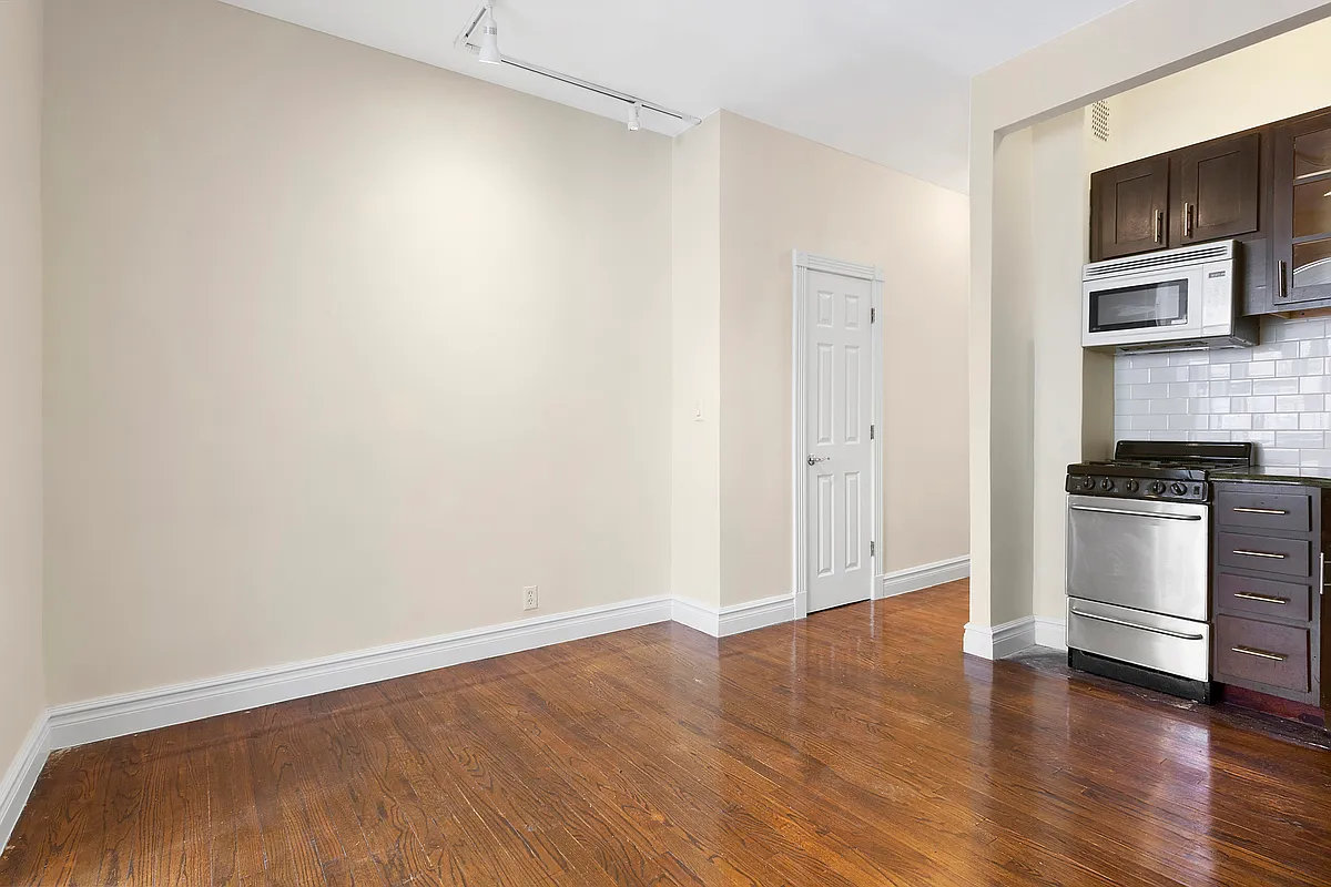 Building Photo - 336 E 81st St #2J