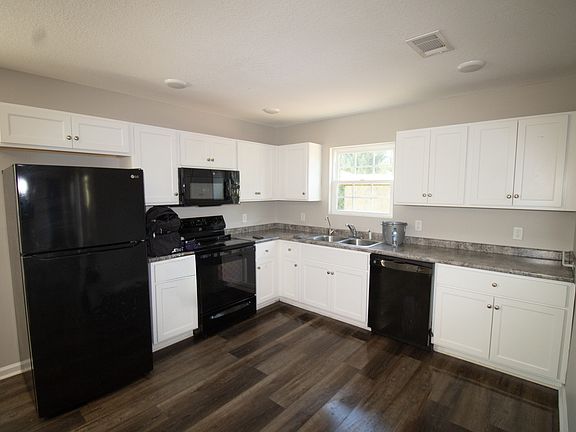 4th image of 304 S Bridgeport Dr
