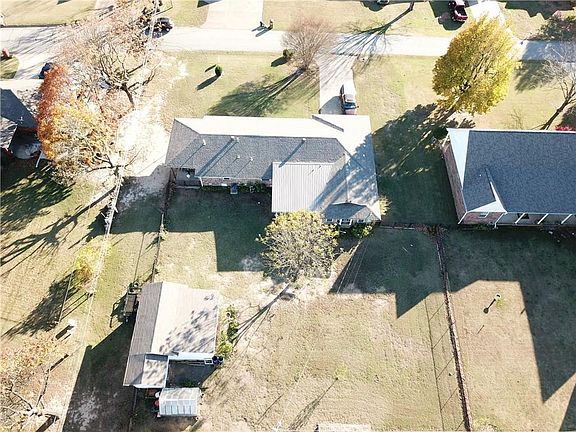 3rd image of 937 Skyline Dr