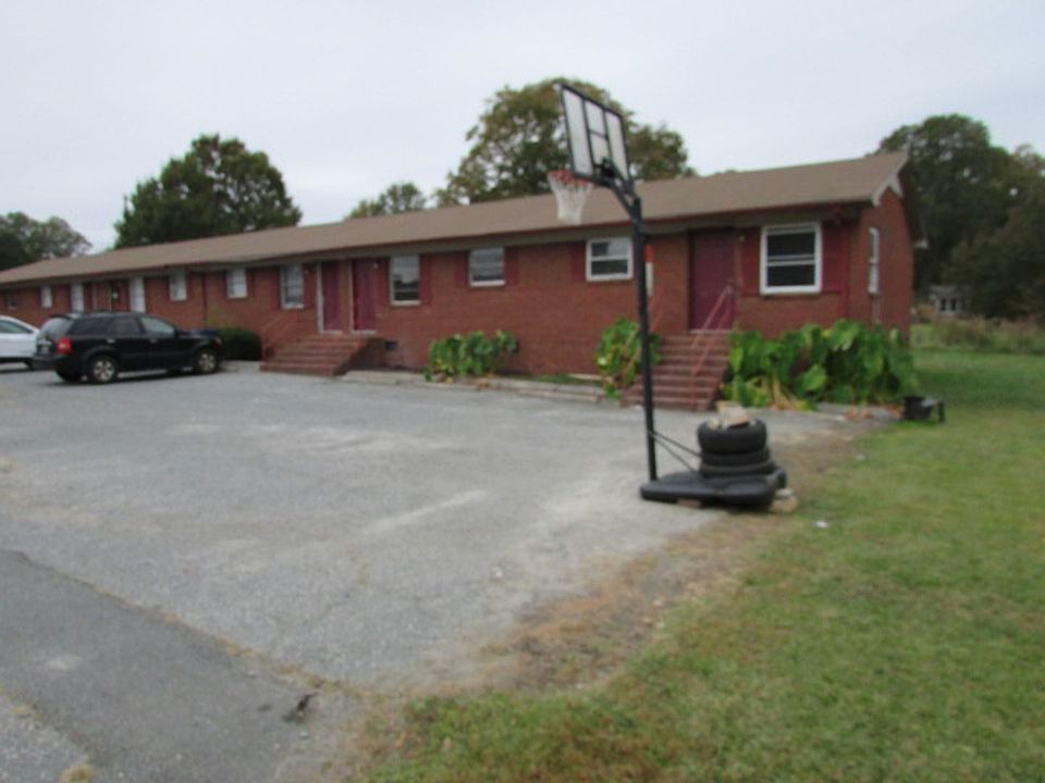 1st image of 611 Elaine St