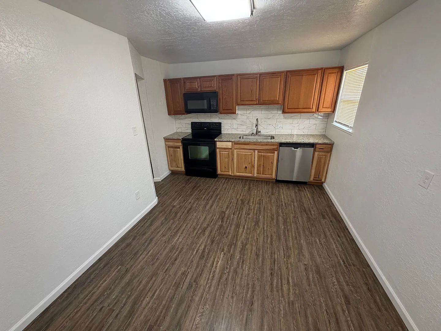 4 bed 1 bath — Photo 2