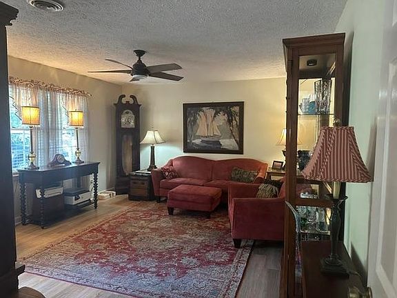 4th image of 6147 Hughes Ln.