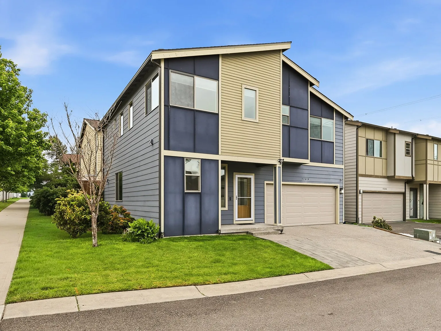 4 bed, 2074 sqft, $4,200 — Photo 2