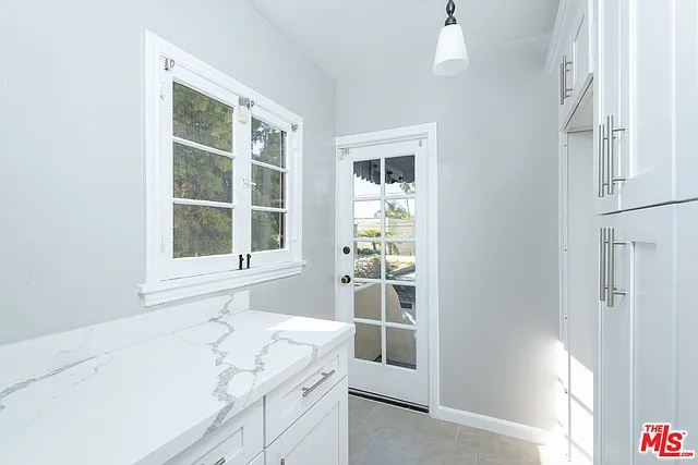 1179 S Hayworth Ave — Photo 11