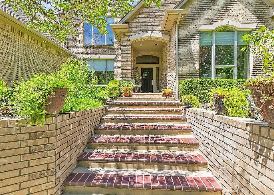 Entry Way to Front Door 