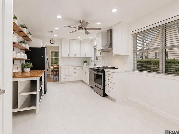 4th image of 991 Colonial Dr