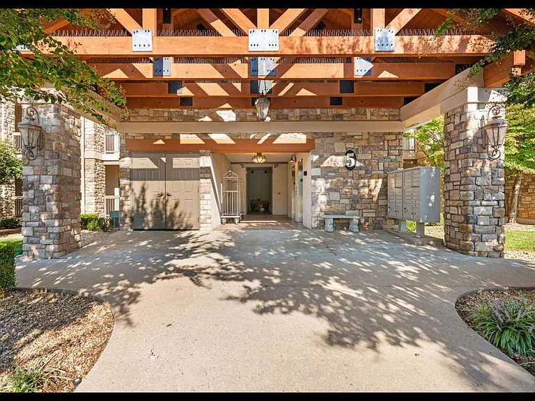 250 Lakewood Dr #5205 — Photo 1