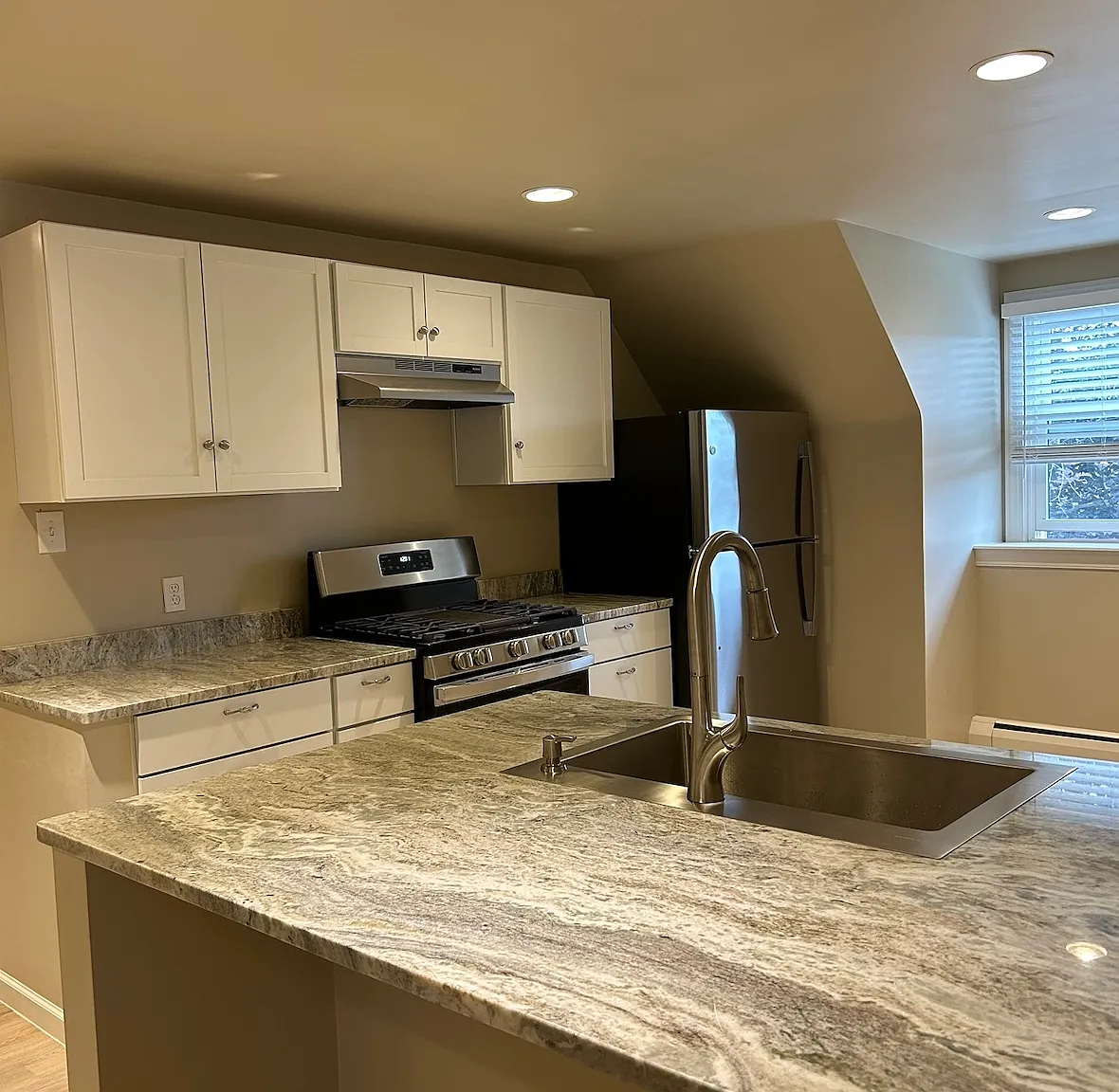 3 bed, 2.5 bath, 1400 sqft, $2,550 — Photo 2