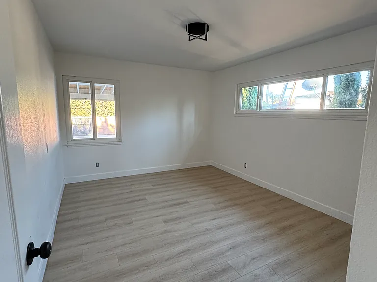 528 N Placentia Ave — Photo 2