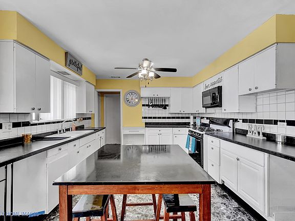 5th image of 20516 Gardner Ave