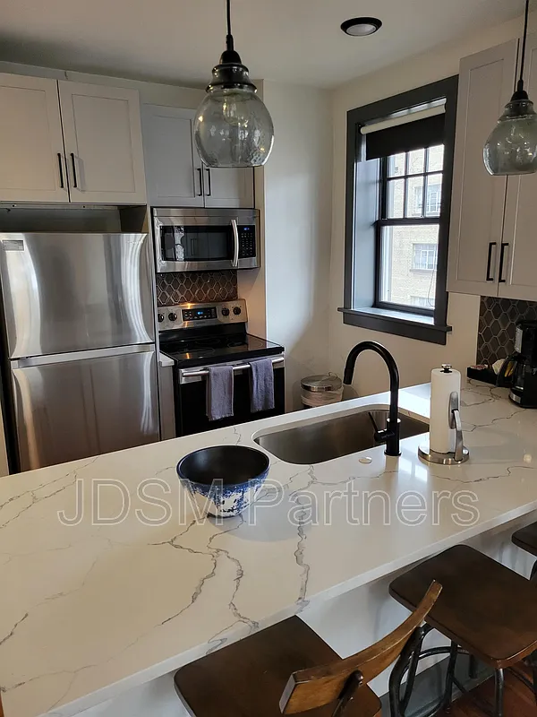1 bed, 1.0 bath, 750 sqft, $1,595 — Photo 2