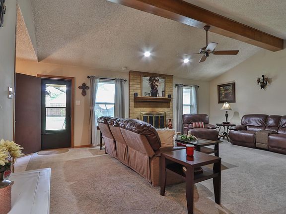 5th image of 106 W Larkspur Dr