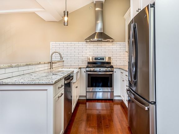 4th image of 10-12 Lynde St #8