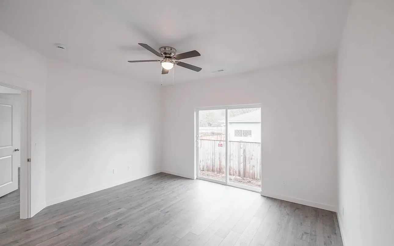 3 bed, 1335 sqft, $2,100 — Photo 4