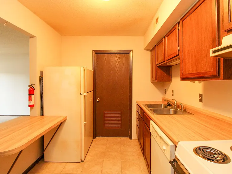 500 N Columbia Dr E — Photo 4