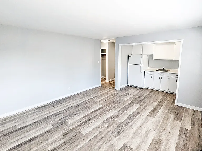 1601 Queensway — Photo 17