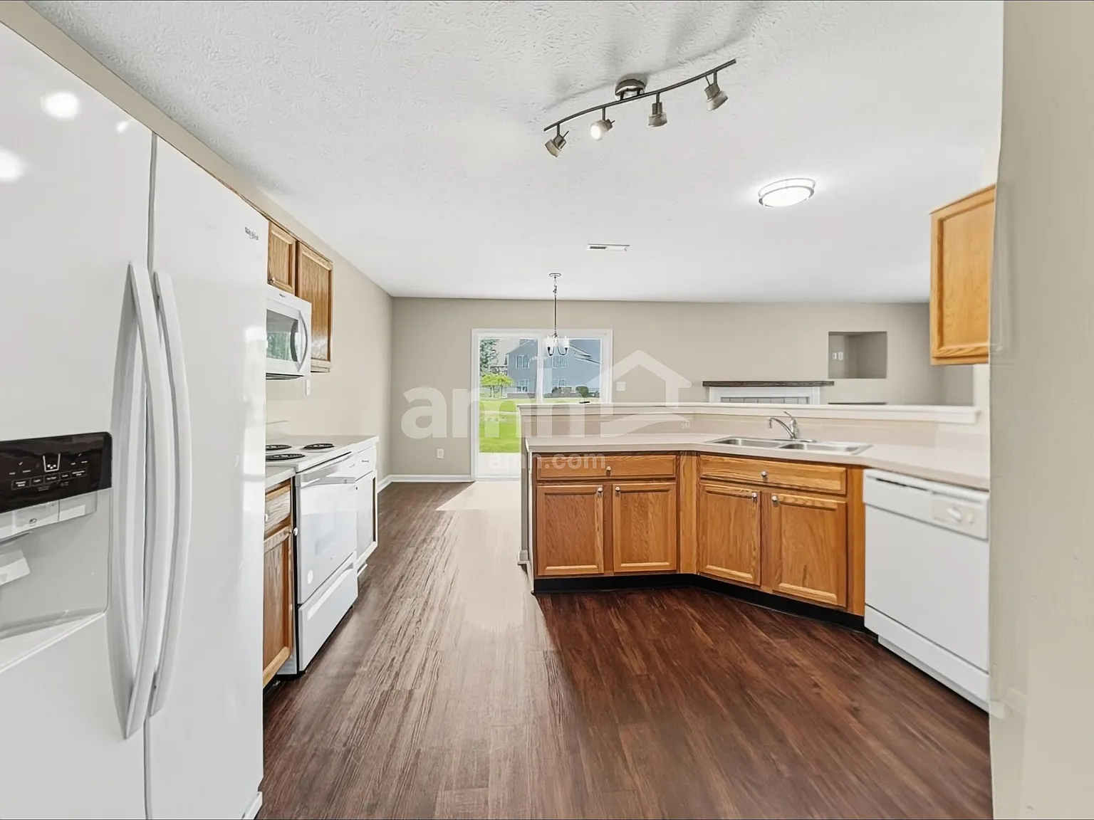 3 bed, 3.0 bath, 1745 sqft, $2,170 — Photo 3