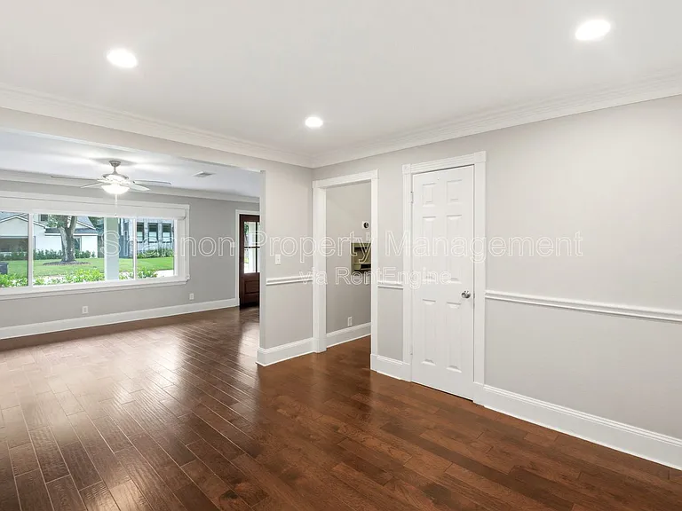 2207 Saxon Dr — Photo 11