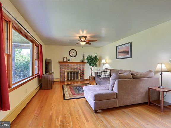 4th image of 310 Pine St