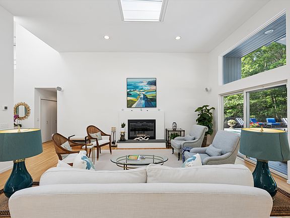 4th image of 16 Elizabeth Ln