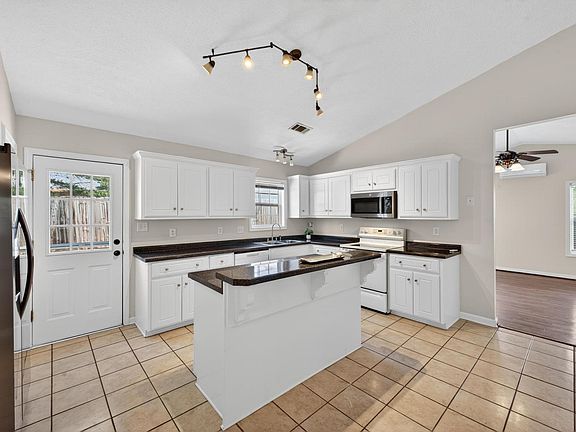 5th image of 381 Beryl Dr