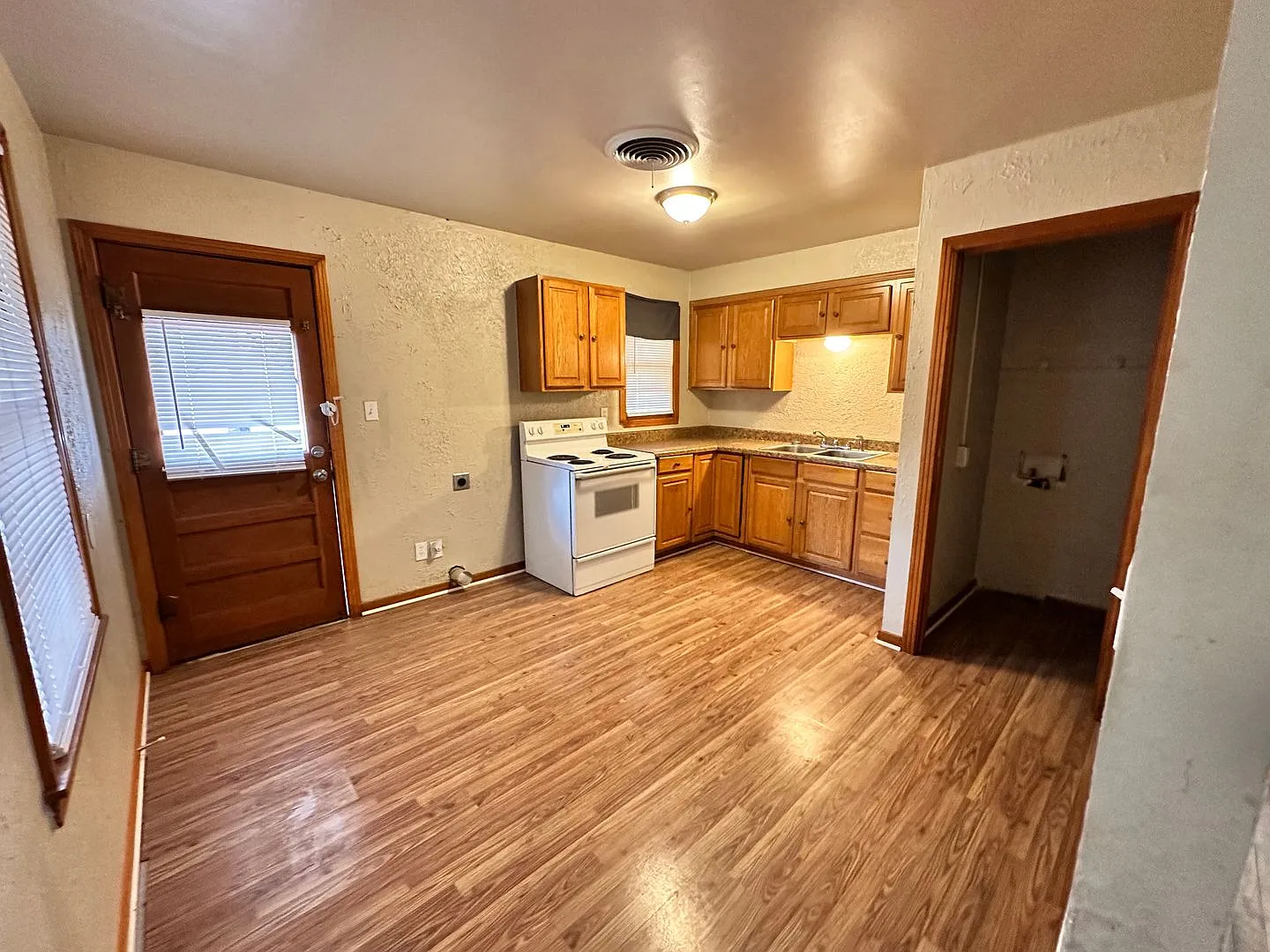 Cozy 2 Bedroom 2 Bathroom Home — Photo 3