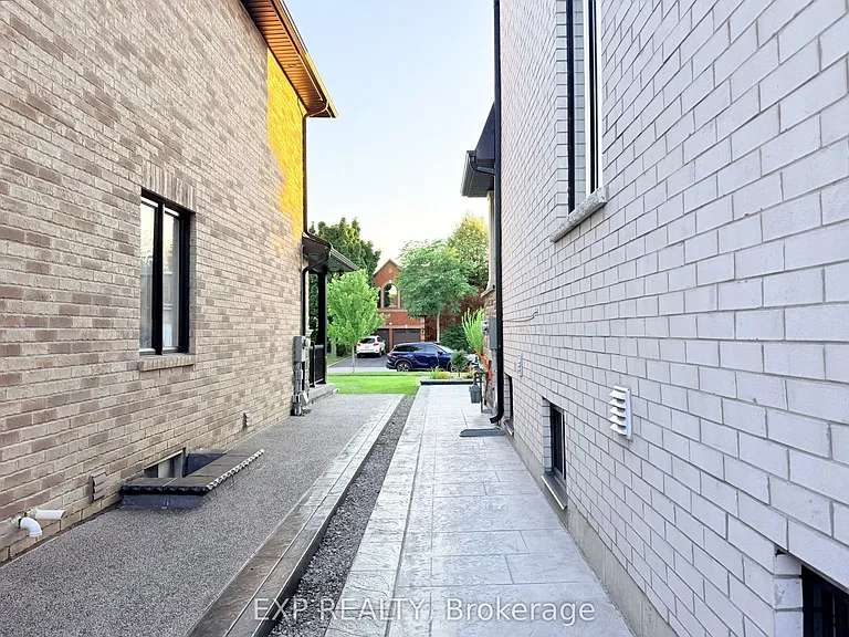 1606 Sandhurst Cres — Photo 2