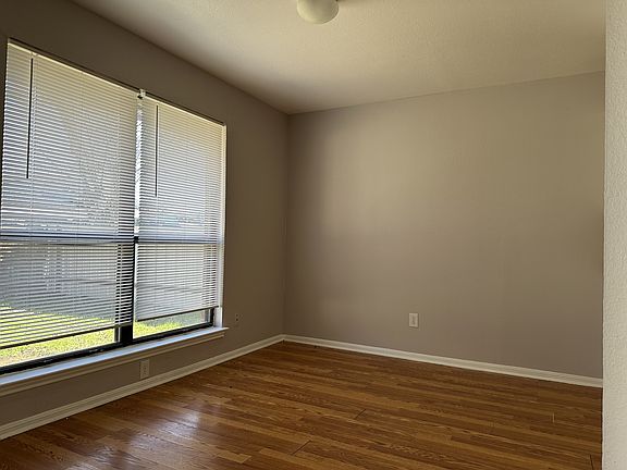 4th image of 409 Suzie St