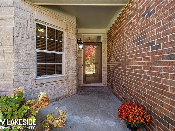 3rd image of 609 Mountain Cir