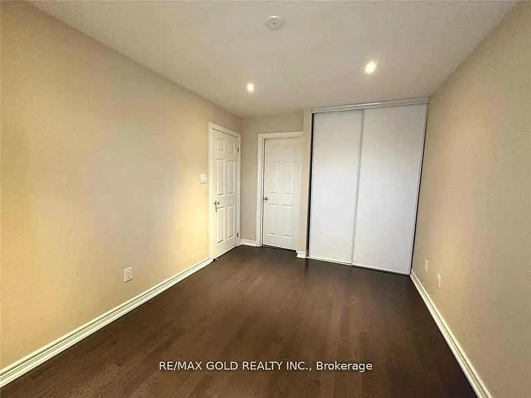 471 Meadowridge Ct — Photo 32
