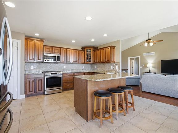 3rd image of 10372 Lyonheart Ln