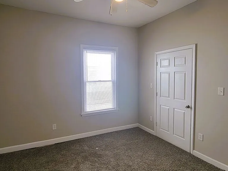 1709 Everett St — Photo 8