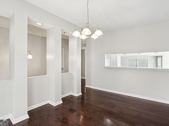 5th image of 709 Ivy Green Ln