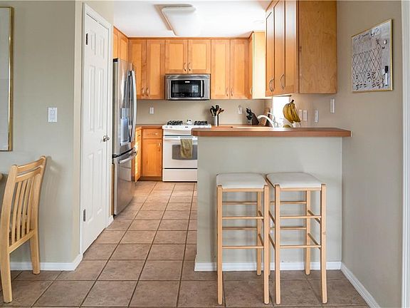 2nd image of 2321 Village Cir #B