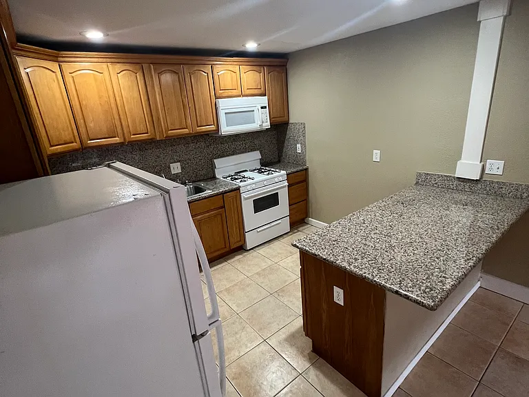 1253 Jefferson Ave #4 — Photo 2