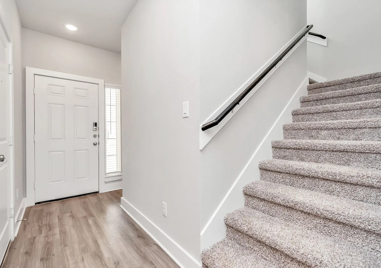 Welcome to the Cypress Smart Style, Contemporary Comfort. — Photo 3