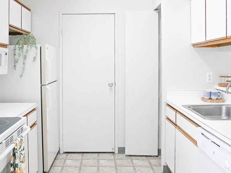 2396 Leslie Cir — Photo 18