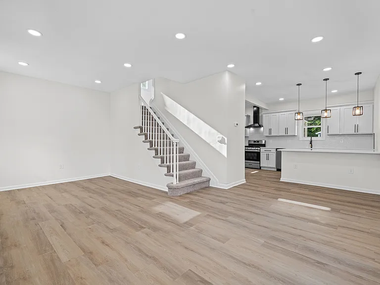 12028 Wade Park Ave — Photo 9