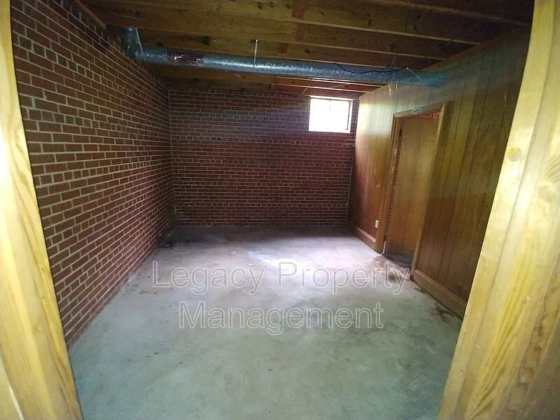 3 bed, 1.0 bath, 1200 sqft, $1,400 — Photo 3