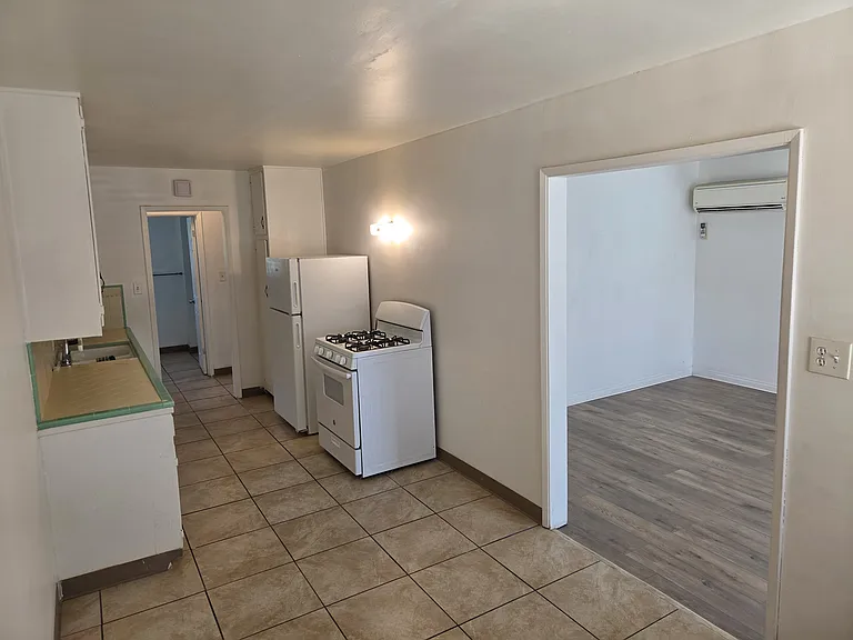 114 S Kellogg St #D — Photo 2