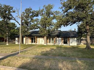 22 Country Club Ct, Pantego, TX 76013