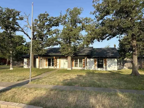 22 Country Club Ct, Pantego, TX 76013
